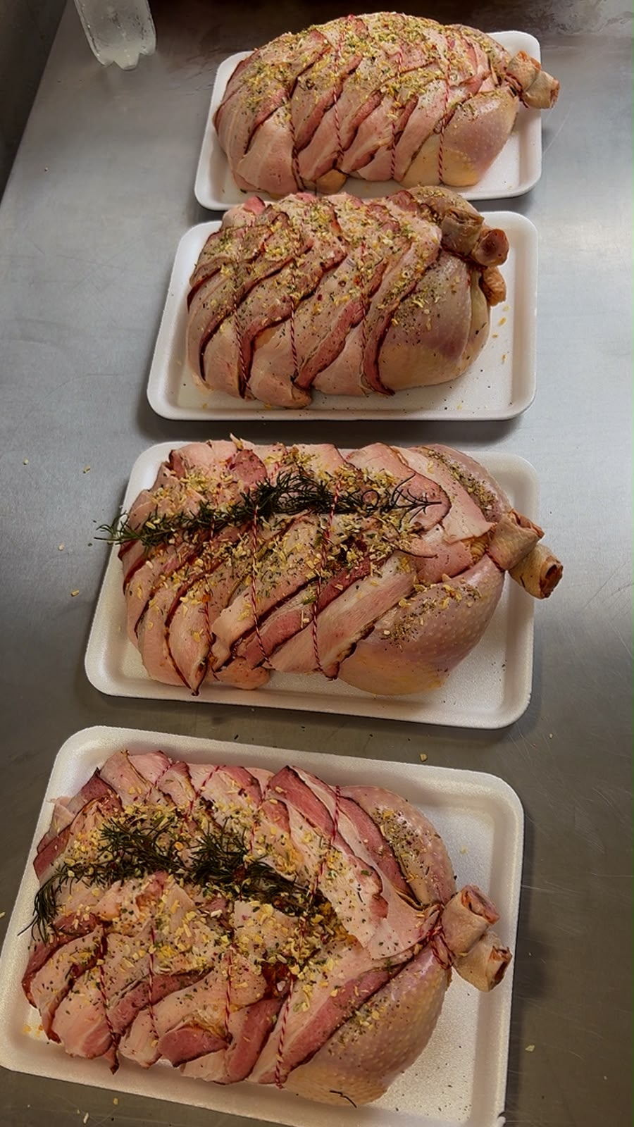 Frango temperado e recheado, produzido na loja
